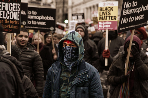 Filmpje! ANTIFA-organisatoren zetten bakken met stenen neer op ...