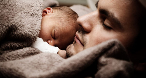 vaderschapsverlof-vader-en-baby-slapen