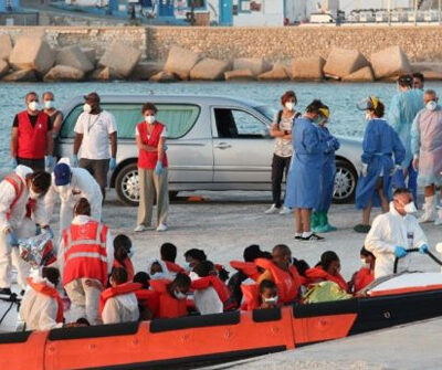 honderden-migranten-arriveren-op-en-vissersboot-op-lampedusa