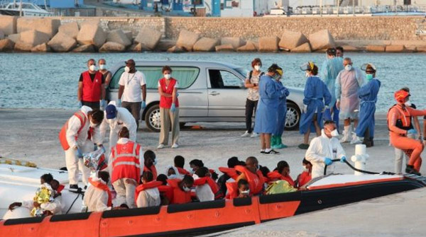 honderden-migranten-arriveren-op-en-vissersboot-op-lampedusa