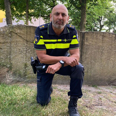 politieofficier-martin-sitalsing-liet-zich-uit-solidariteit-met-black-lives-matter-knielend-fotograferen