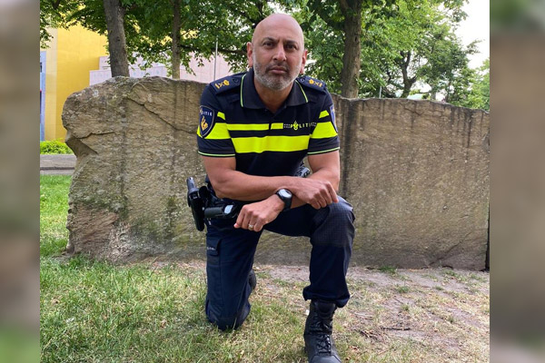 politieofficier-martin-sitalsing-liet-zich-uit-solidariteit-met-black-lives-matter-knielend-fotograferen