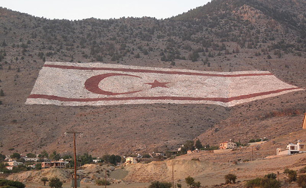 800px-Cyprus_north_-_Turkish_flag_on_mountain