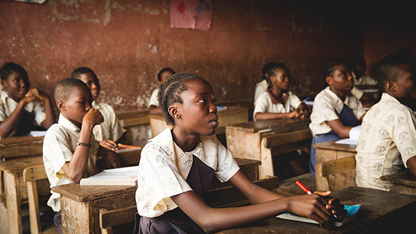 Nigeriaanse kinderen in de schoolbanken