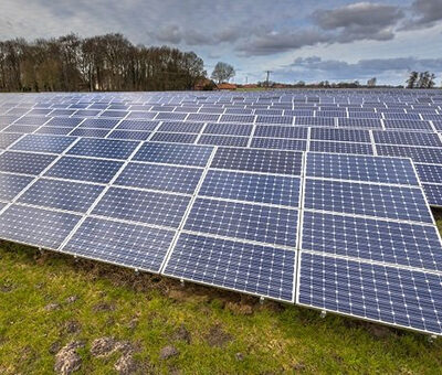 Met zonnepanelen zwartgeblakerd landschap