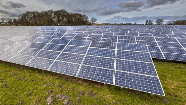 Met zonnepanelen zwartgeblakerd landschap