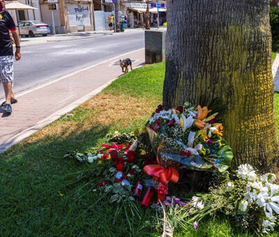 op-een-veldje-op-mallorca-zijn-bloemen-gelegd-voor-carlo-heuvelman