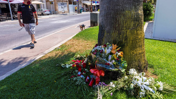 op-een-veldje-op-mallorca-zijn-bloemen-gelegd-voor-carlo-heuvelman